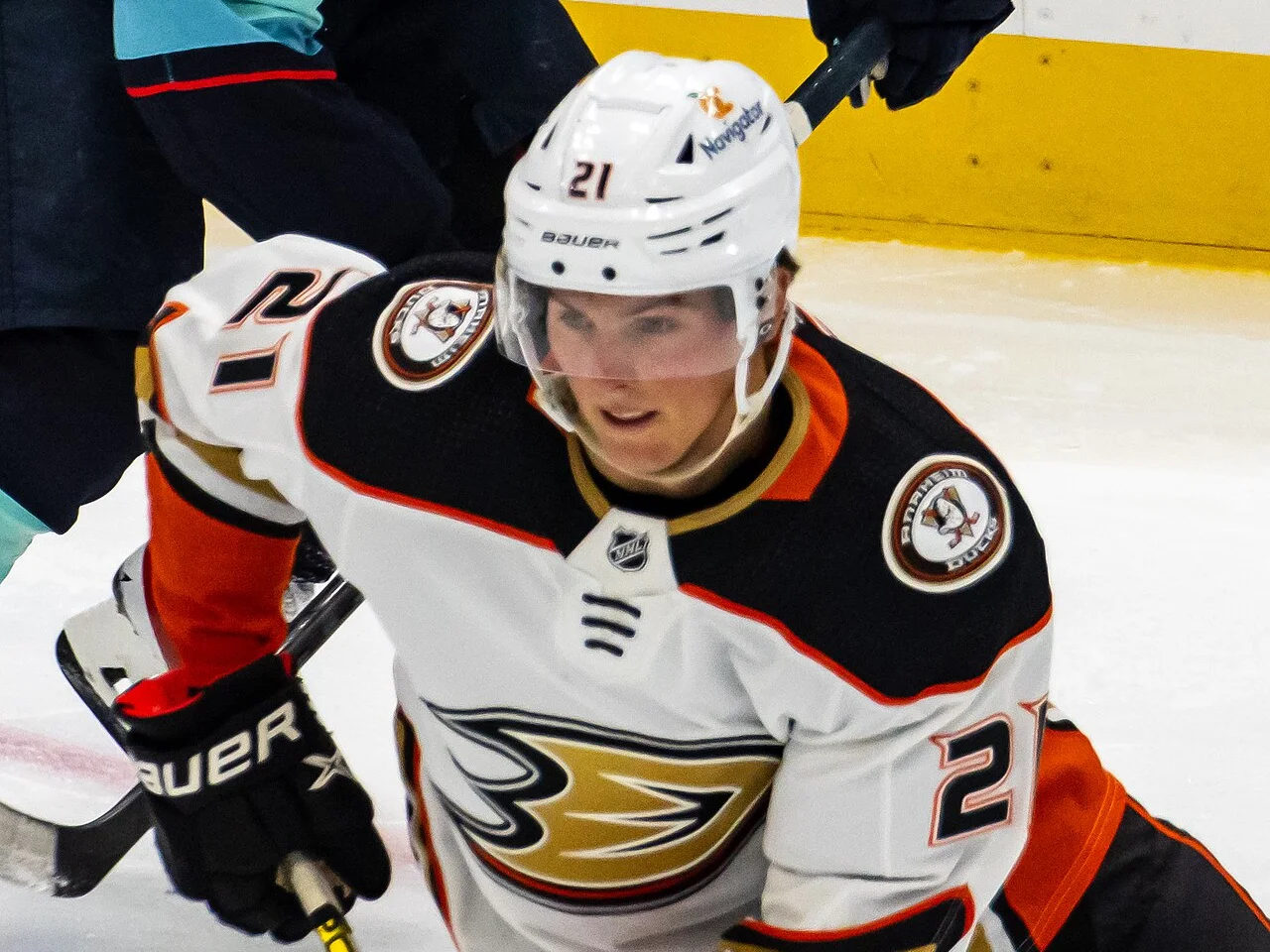 Isac Lundeström i Anaheim Ducks vita tröja med nummer 21 på isen