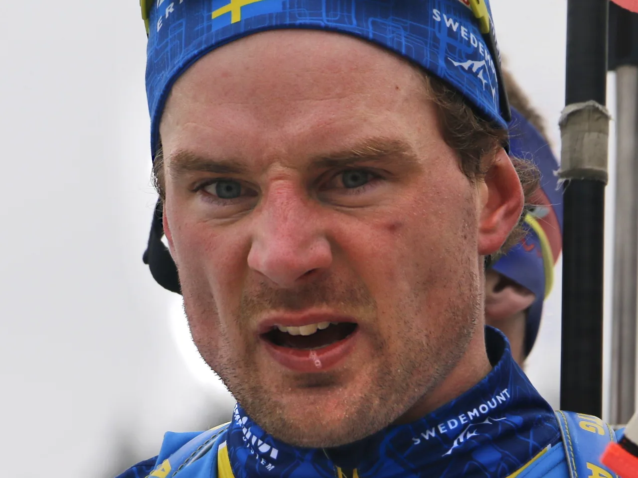 Jesper Nelin i svensk landslagsmössa efter ett lopp i Nové Město 2023