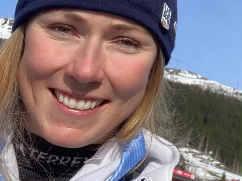 Mikaela Shiffrin ler i blå mössa efter storslalomen i världscupen i Åre 2026