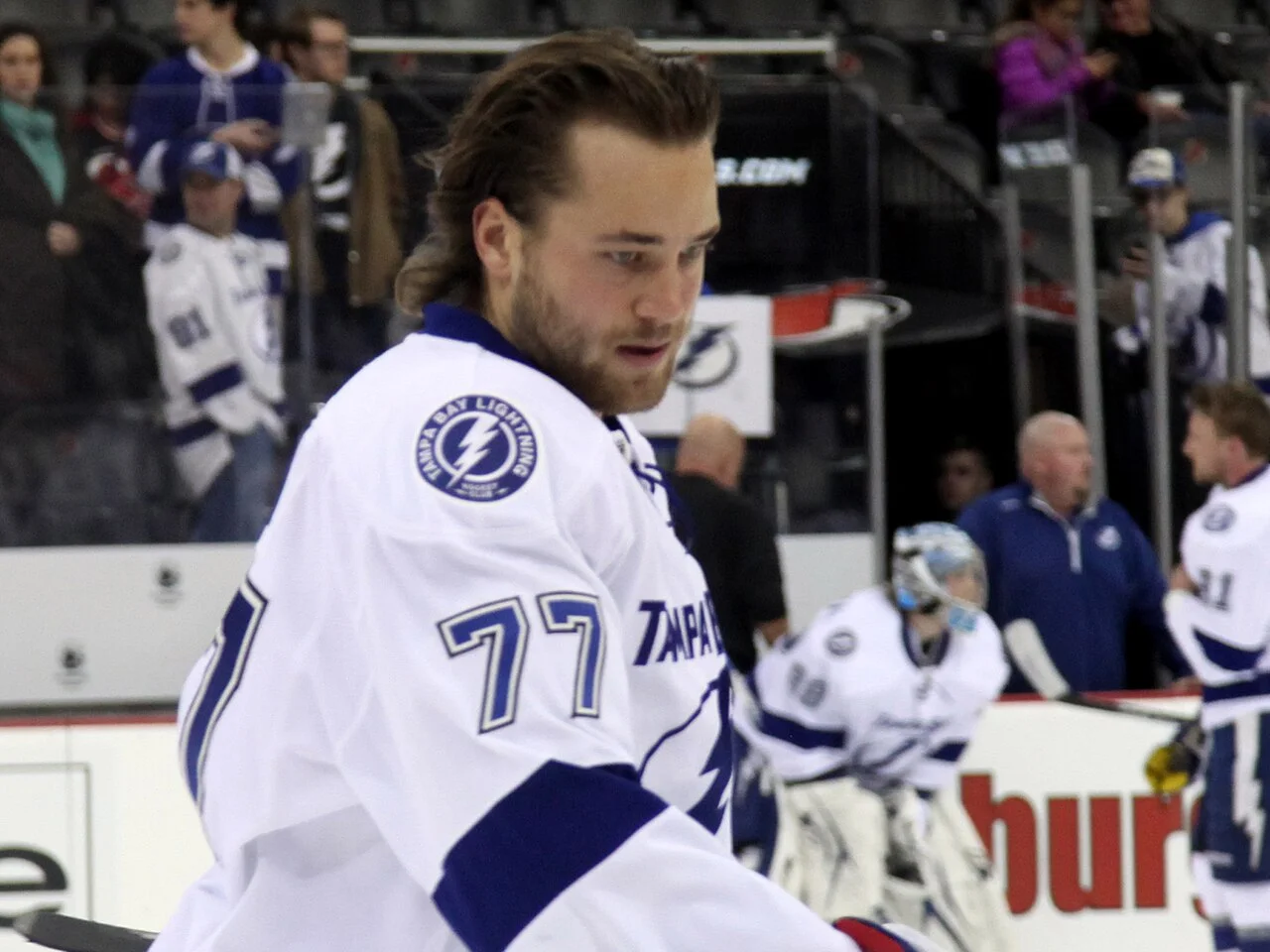 Victor Hedman i Tampa Bay Lightnings vita tröja med nummer 77 under uppvärmningen